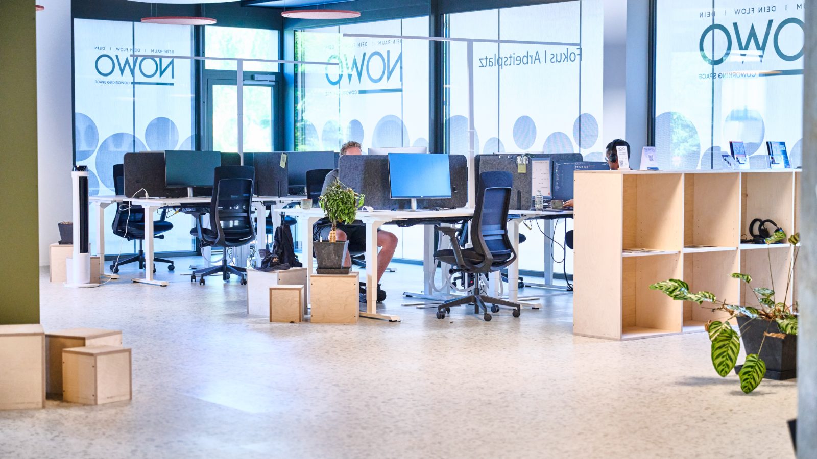 Flex Desks mit Monitoren und höhenverstellbaren Tischen im Nowo Coworking Space Widnau