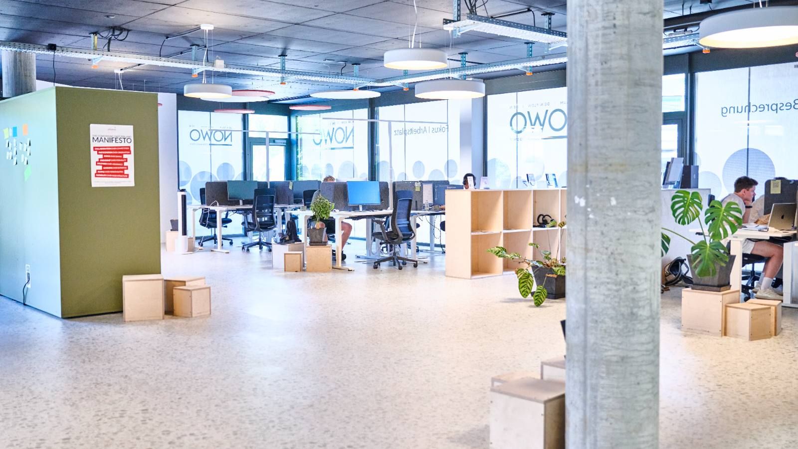 Hauptraum mit Arbeitsplätzen im Nowo Coworking Space Widnau